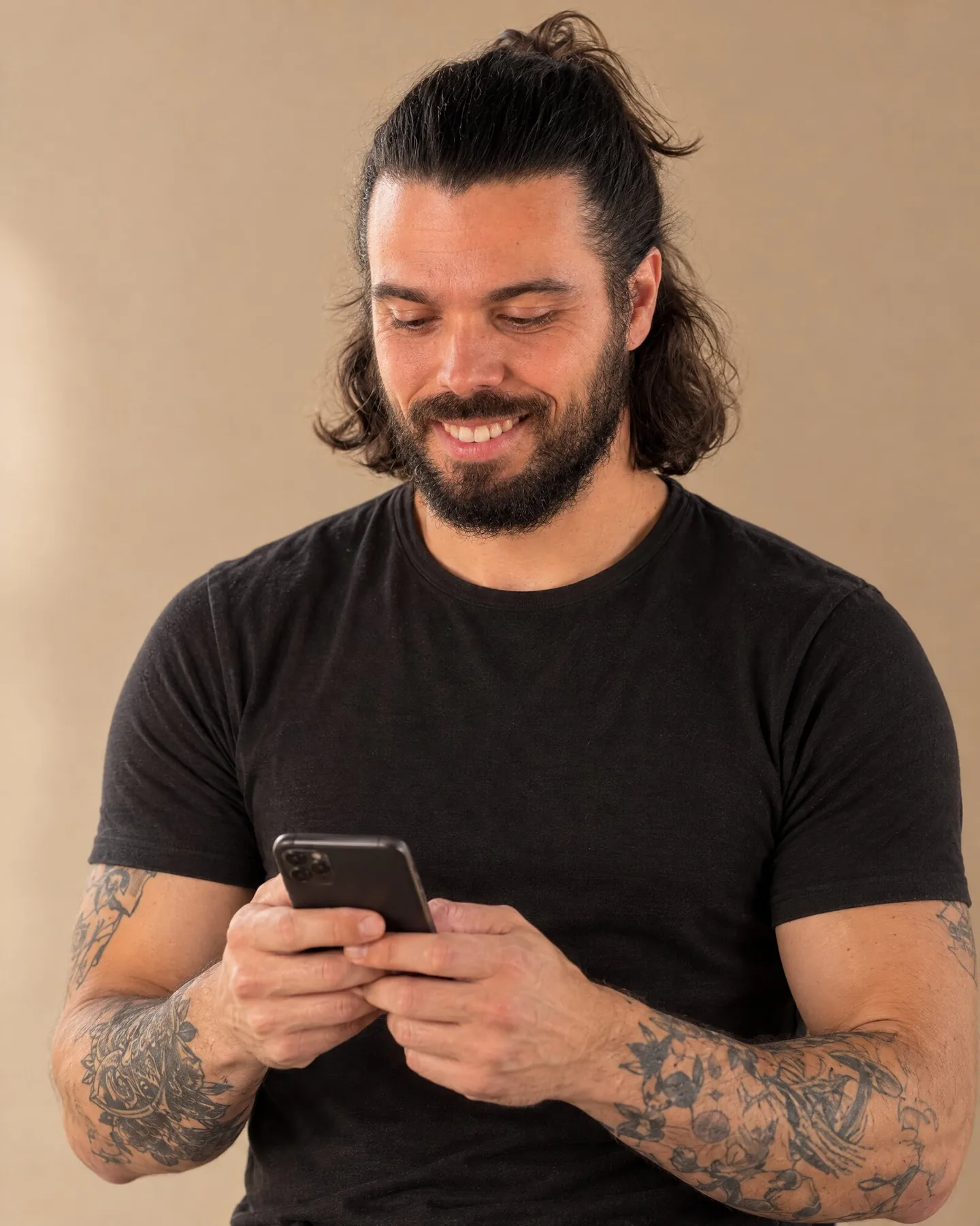 Mattia mostra il percorso dall'app al telefono